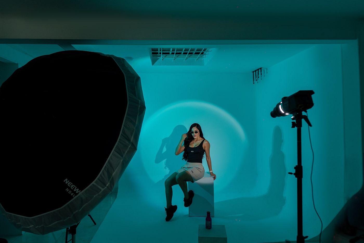 Sesión fotográfica con iluminación de color en el estudio
